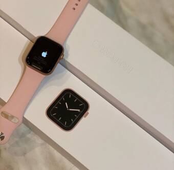 Apple Watch SE (40мм) розовый ремешок