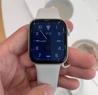 Apple Watch SE (44мм) белый ремешок