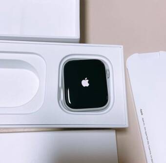 Apple Watch SE (44мм) белый ремешок